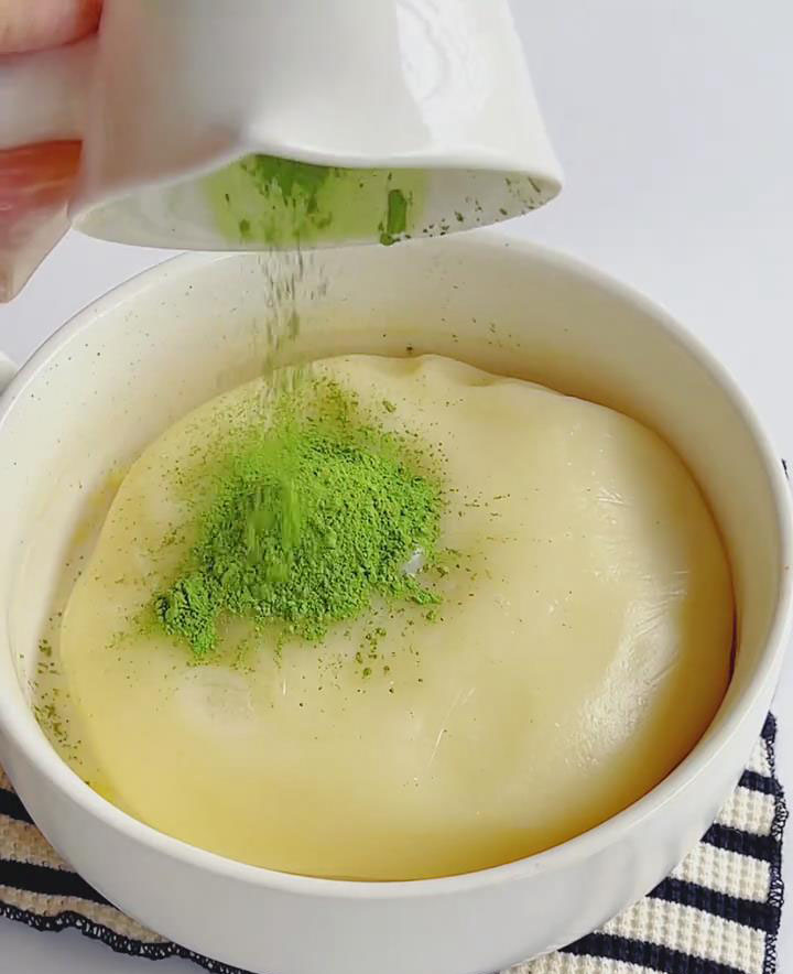 Add 3g matcha powder and knead again until the color is even