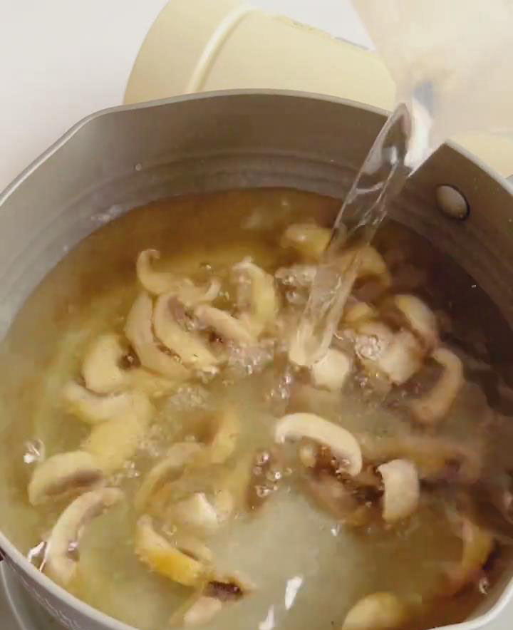 Add 800ml water (about 4 cups) into the pan