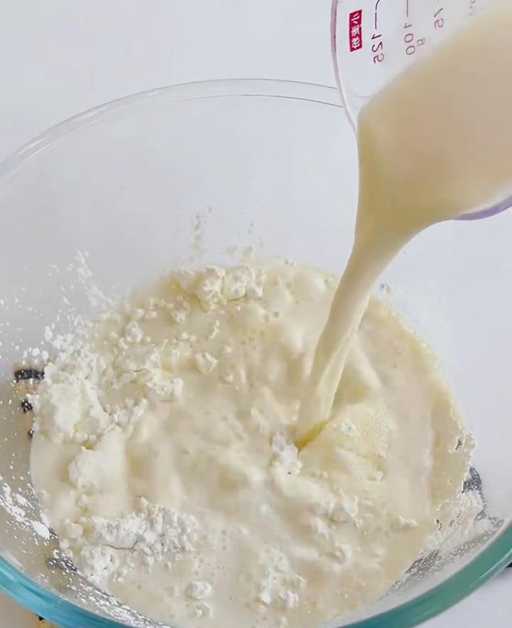 In a bowl, mix 100g glutinous rice flour, 30g sugar, 30g cornstarch, and 180g milk
