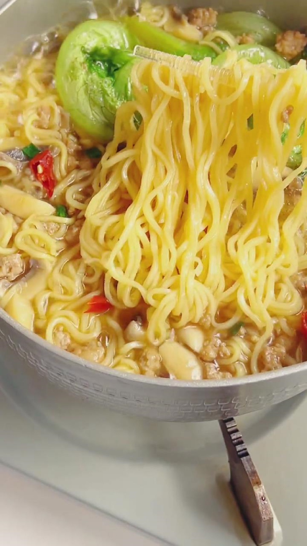 Mushroom Soup Noodles with Pork and Lettuce (3)