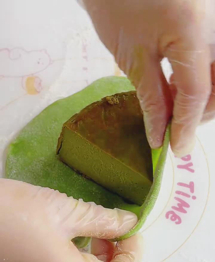 Place one in the center of a mochi round and wrap, sealing the edges tightly
