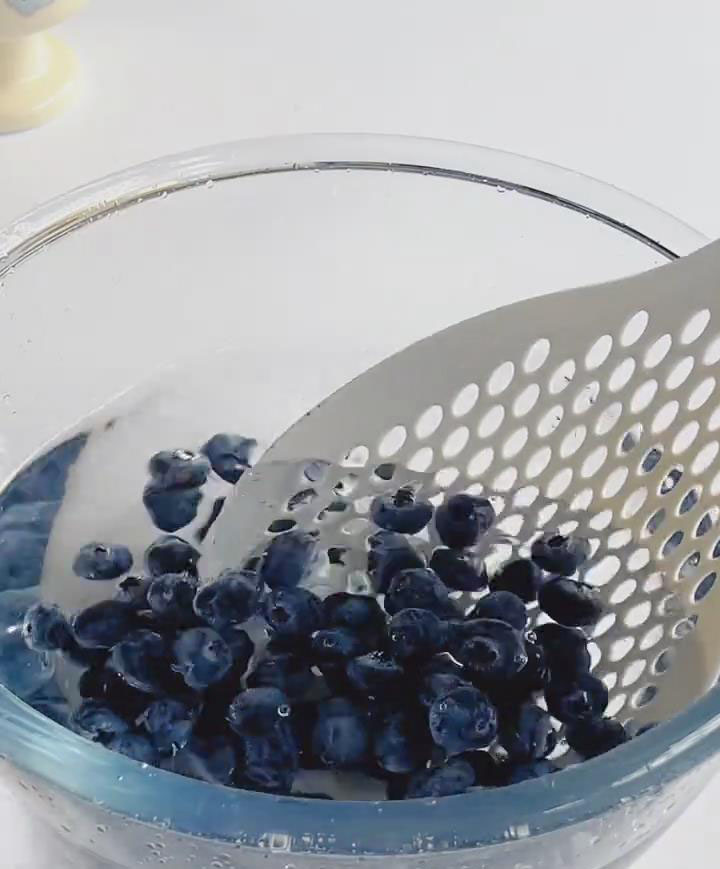 Wash and drain 250g blueberries new