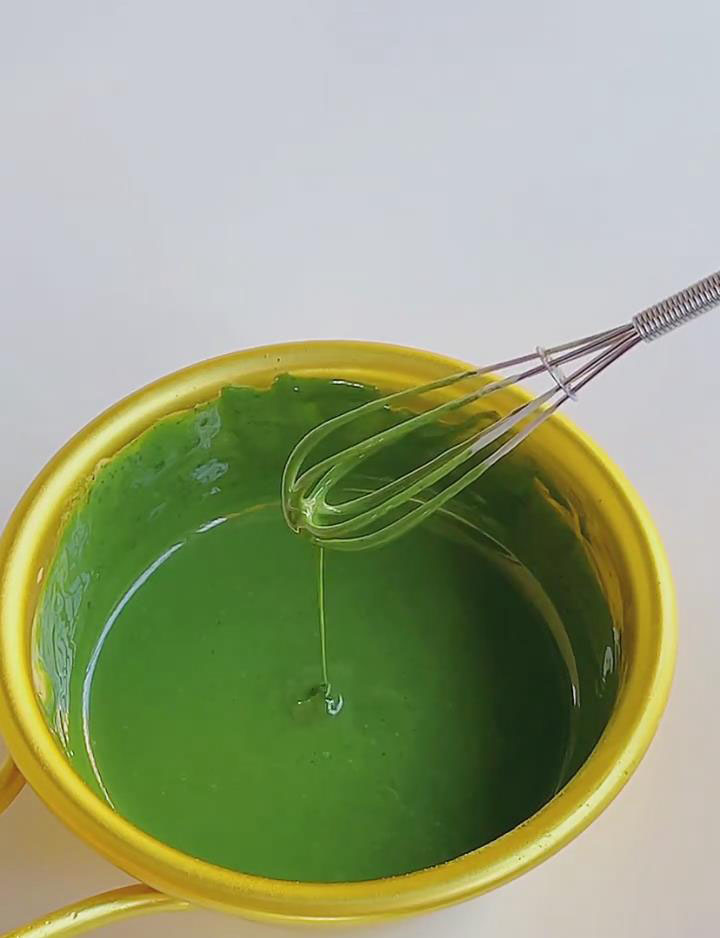 8g of matcha powder to the melted white chocolate