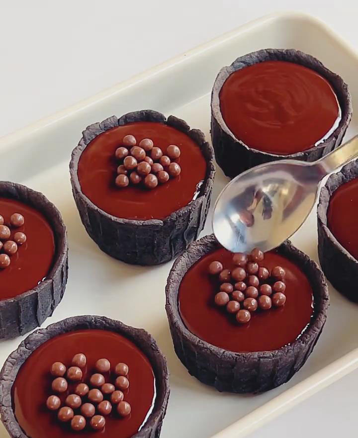 Decorate with chocolate pearls