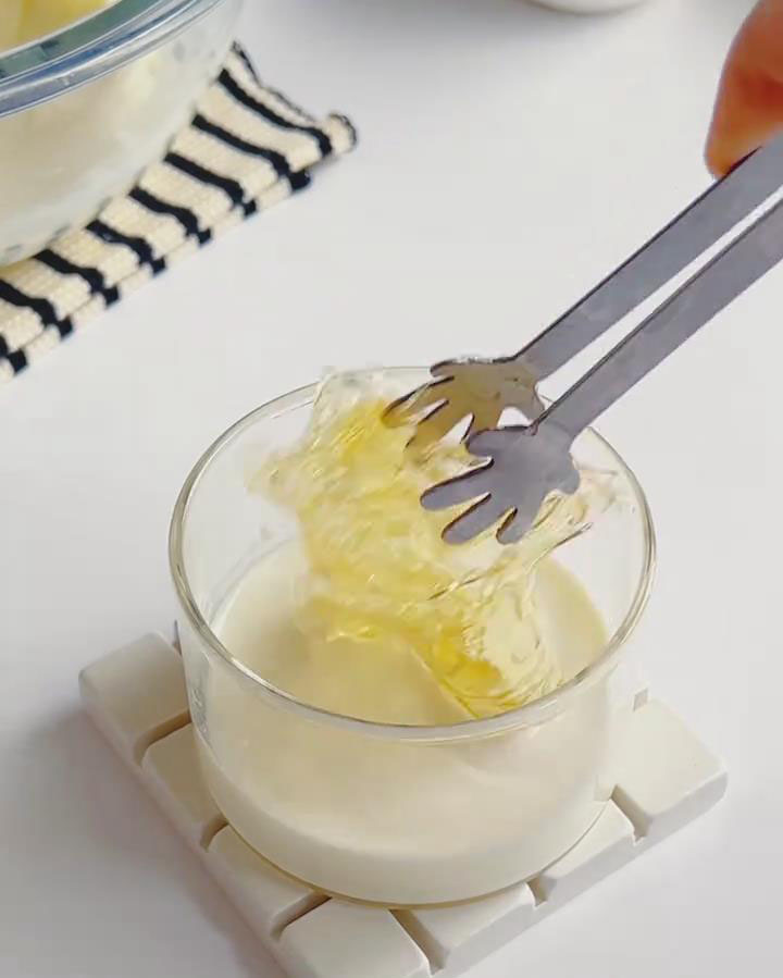 Dissolve softened gelatin sheets in 100 g hot milk