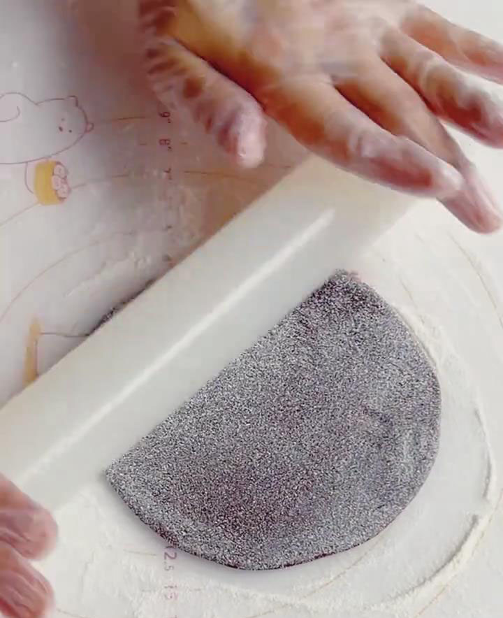 Flatten each piece into a 10 cm circle