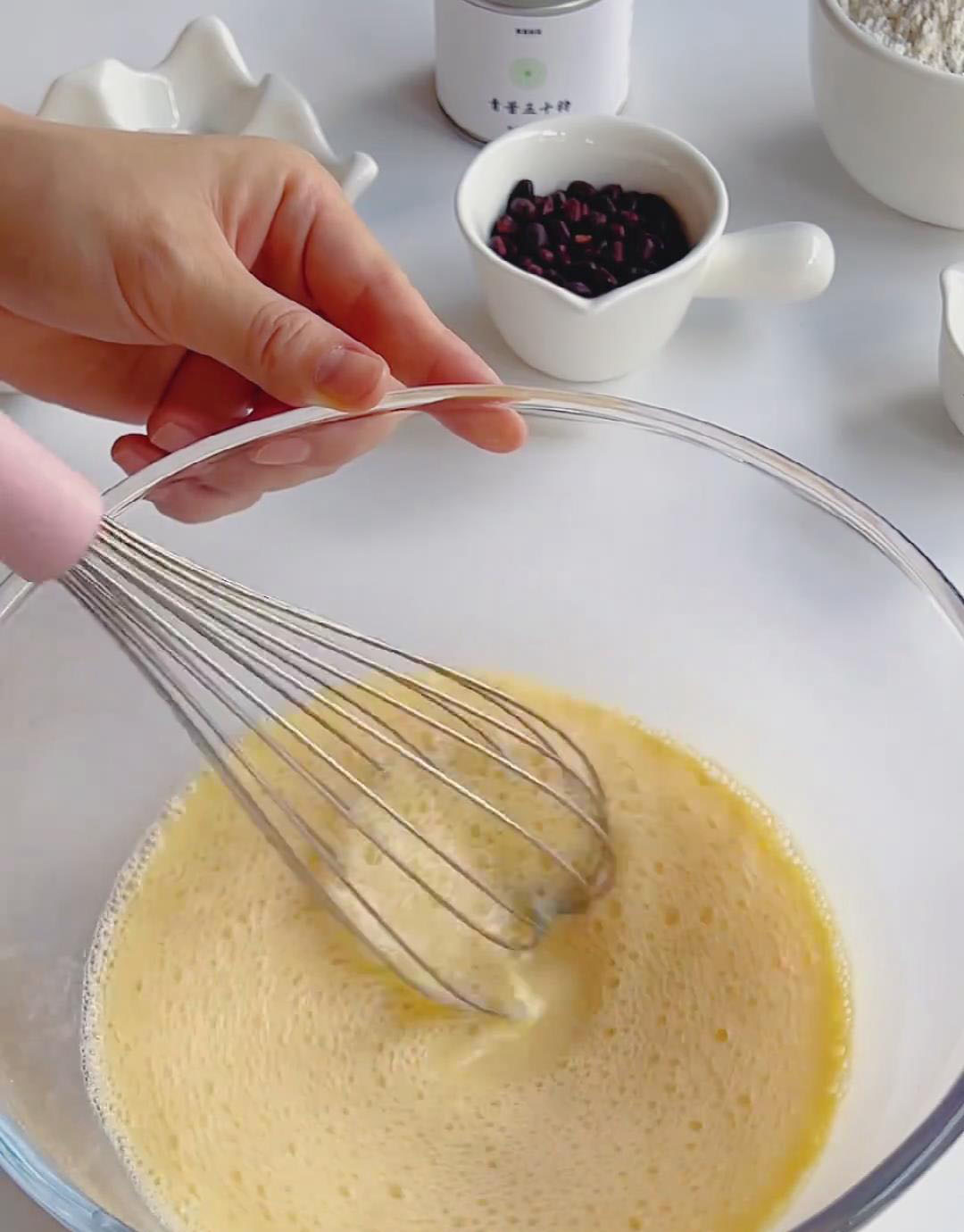 In a large bowl, whisk 3 eggs and 180 g milk until well combined new