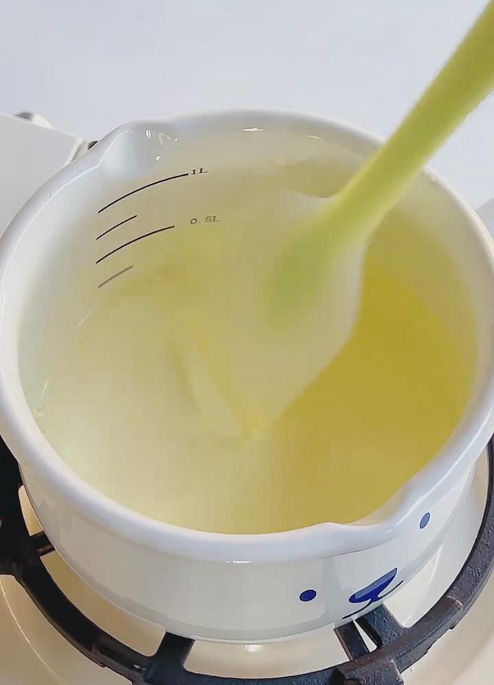 Pour 180g of heavy cream into a small saucepan