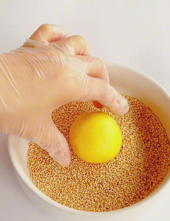 Roll each ball over the sesame seeds until fully coated