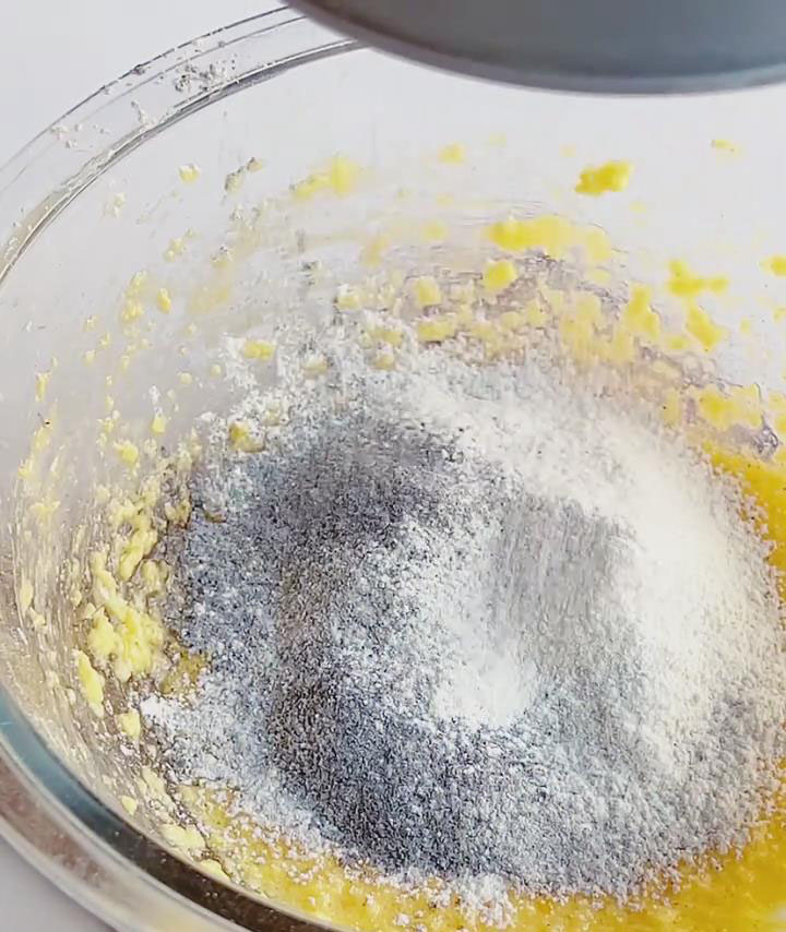 Sift in 150 g cake flour and 10 g cocoa powder