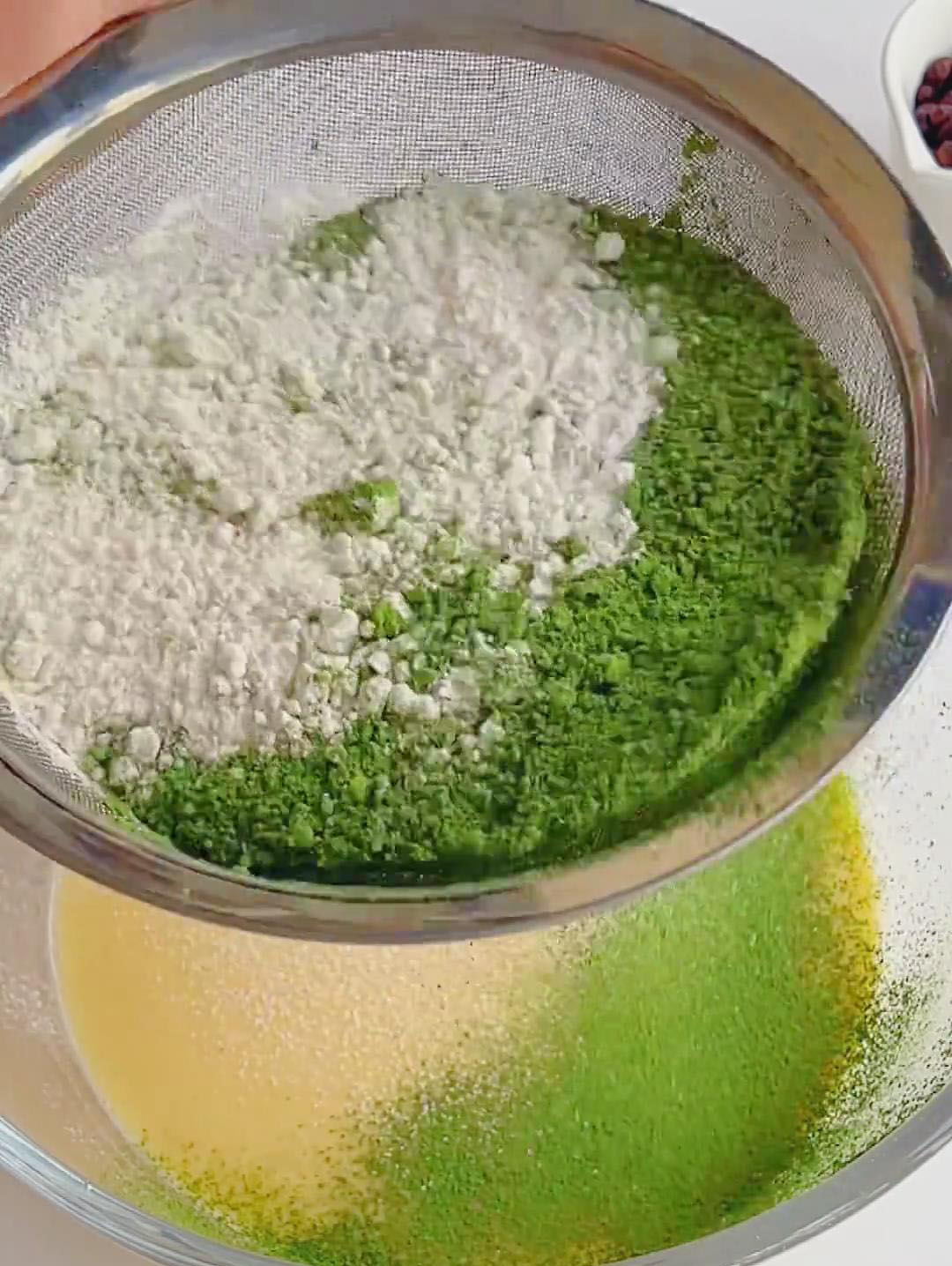Sift in 180 g cake flour, 8 g baking powder, and 15 g matcha powder new