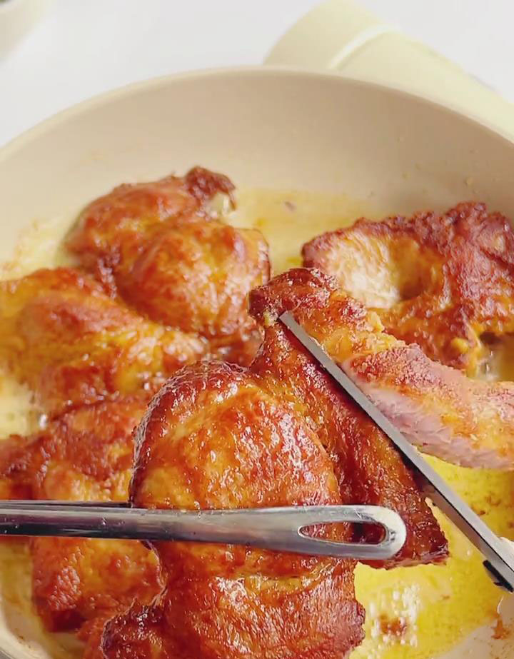 Use scissors to cut the cooked pork into small 3 cm squares