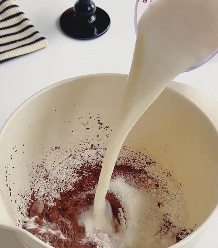 add 220 g milk while stirring until smooth