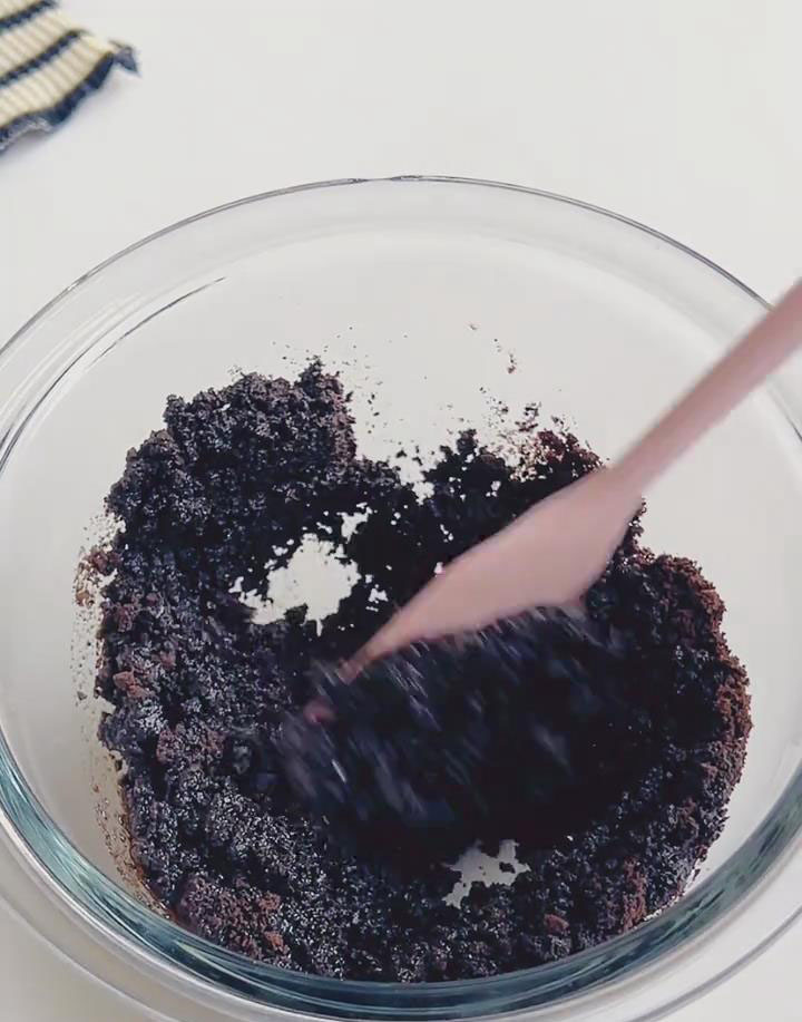combine 90 g Oreo crumbs with 40 g melted butter and mix until coated
