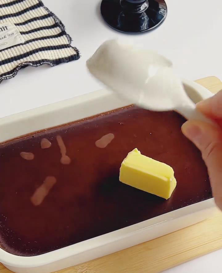 dd 15 g softened butter while still hot