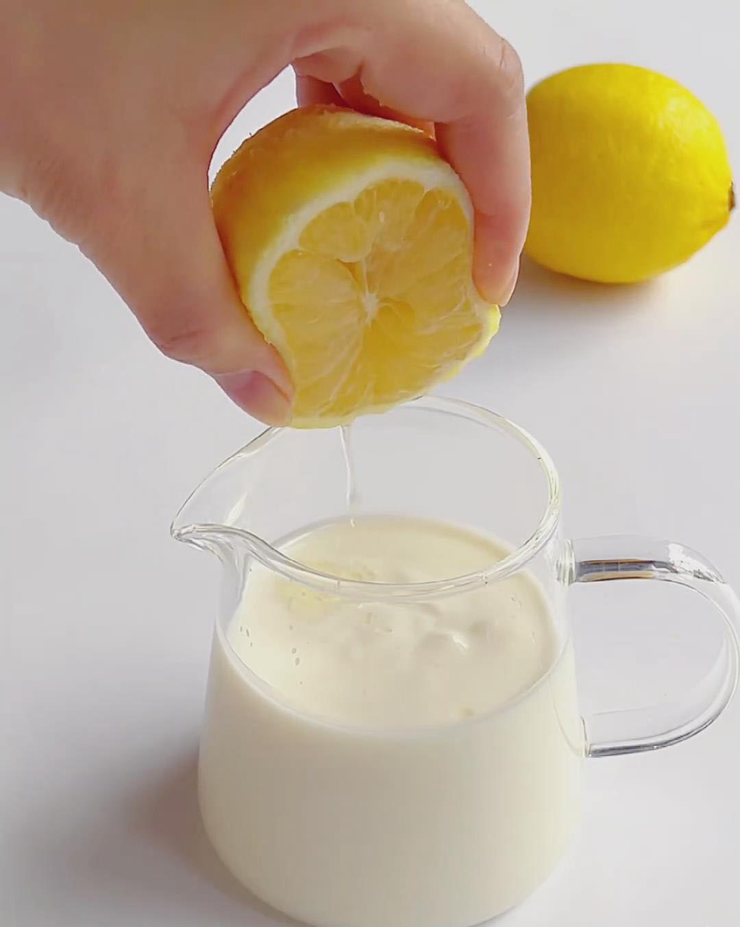 mix 150g of yogurt with the desired amount of lemon juice