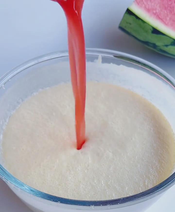 Add 100 g watermelon juice and food coloring if desired