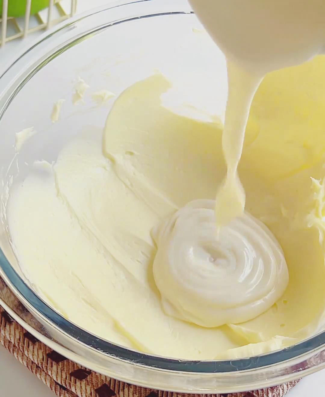 Add 100g yogurt and 15g lemon juice