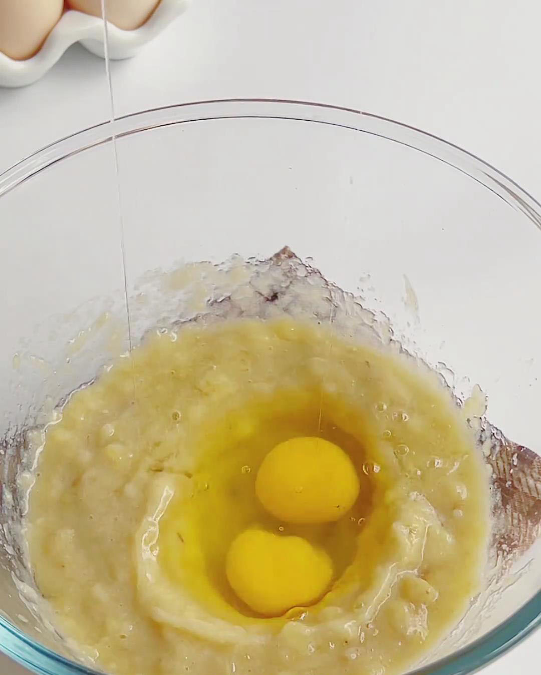 Add 2 eggs (100g) to the banana mash