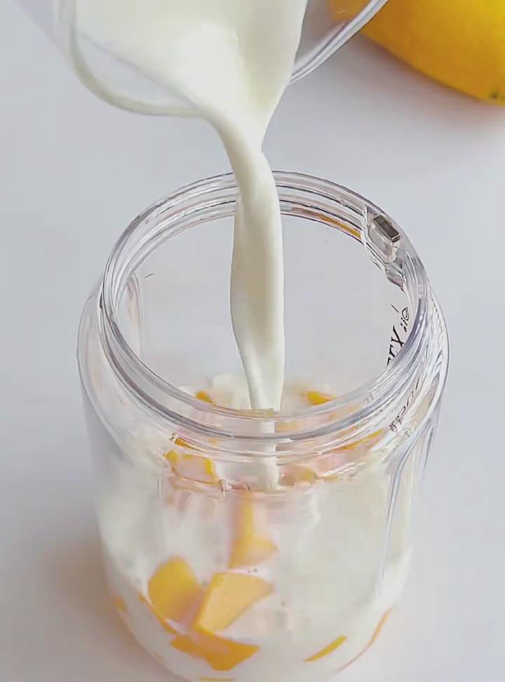 Add 250g mango flesh and 160g milk into a blender