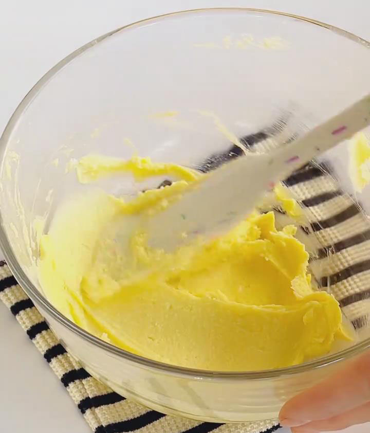 Add 40g powdered sugar and mix with a spatula