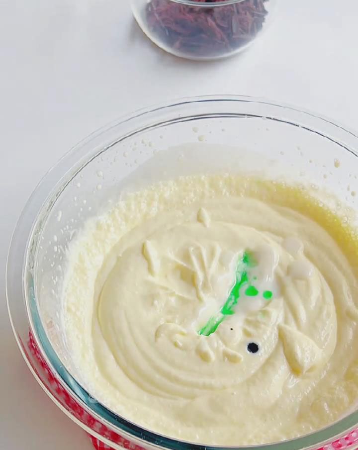 Add 80g yogurt and 35g mint syrup to the whipped cream