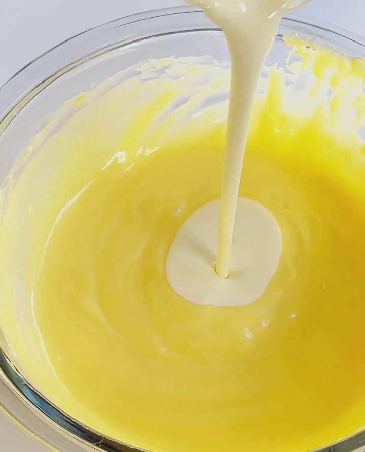 Add 80ml heavy cream and fold until smooth