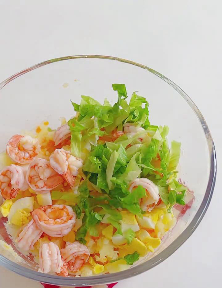 Add shrimp and lettuce