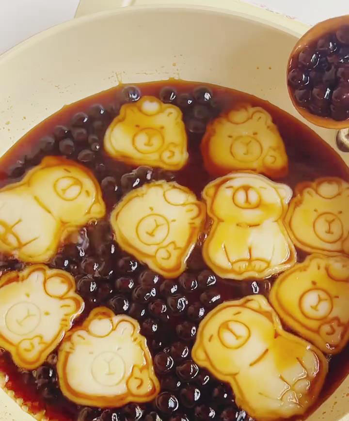 Add the cooked tapioca pearls and the drained mochi to the saucepan