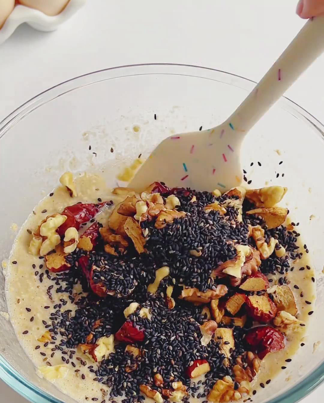 Add the diced red dates, walnut chunks, and 25g black sesame