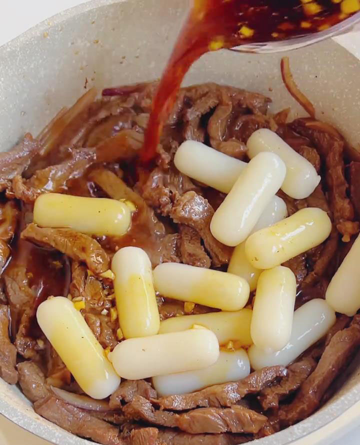 Add the drained rice cakes