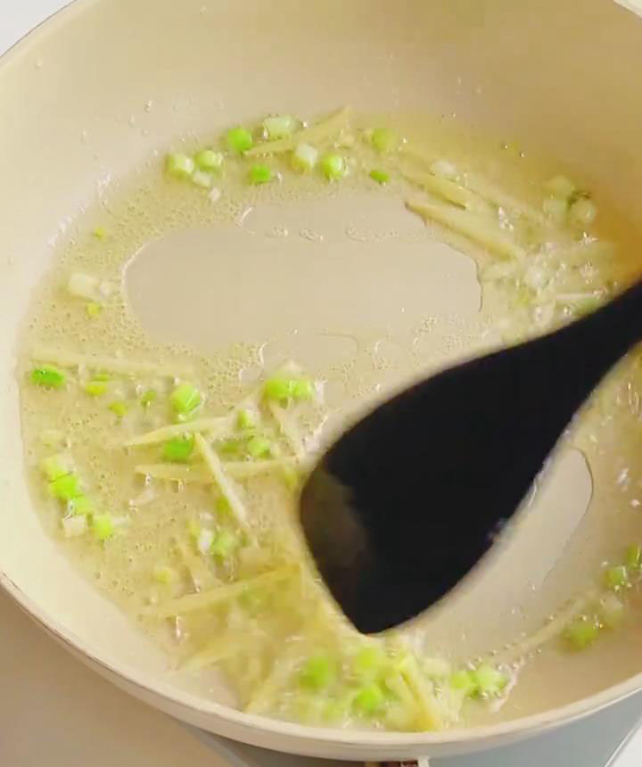 Add the ginger strips and 5 g chopped scallion