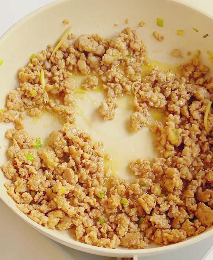 Add the marinated minced pork