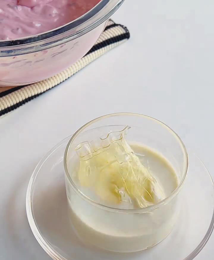 Add the softened, squeezed dry gelatin sheets