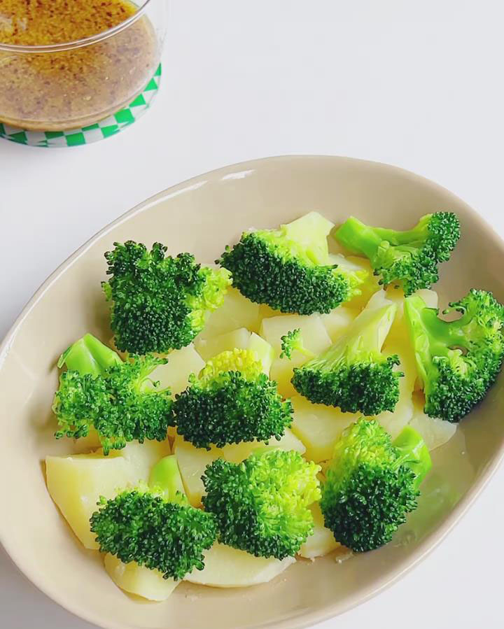 Arrange the blanched broccoli