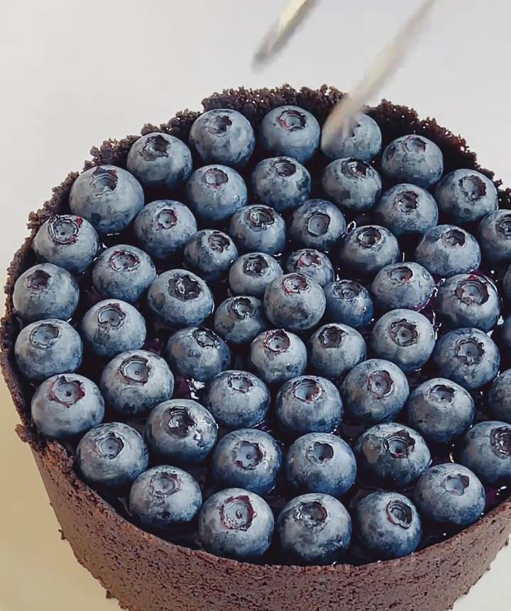 Arrange them on top of the mousse as desired