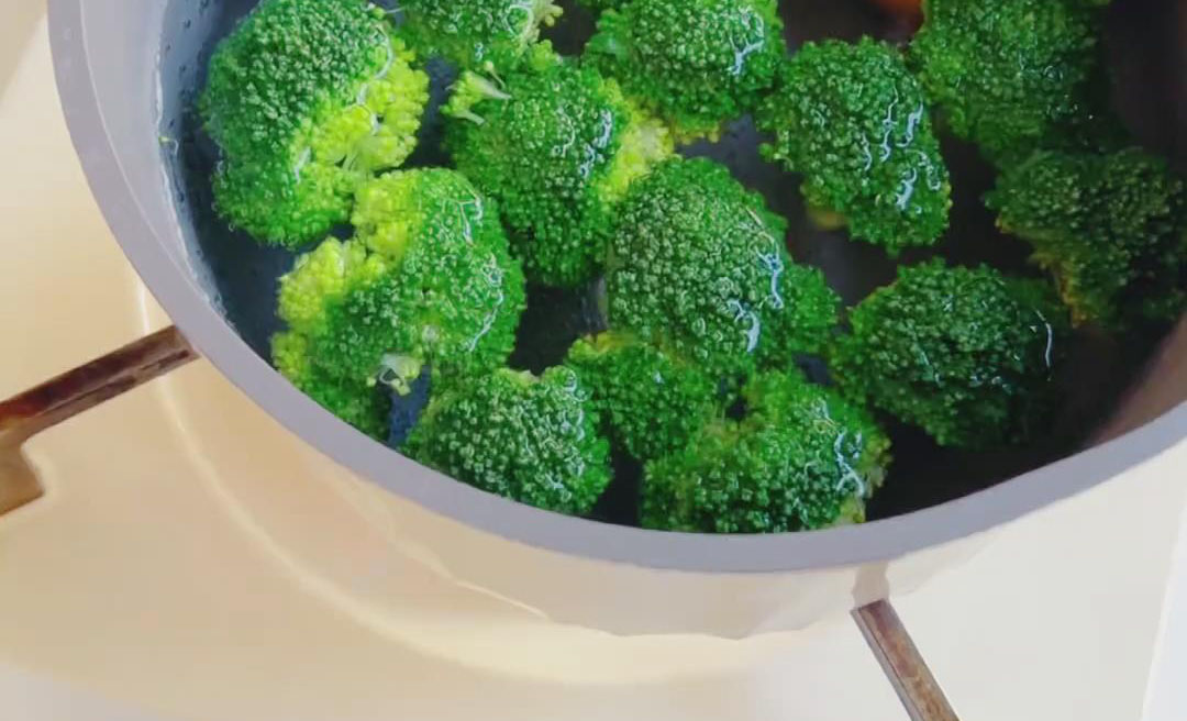 Blanch broccoli florets