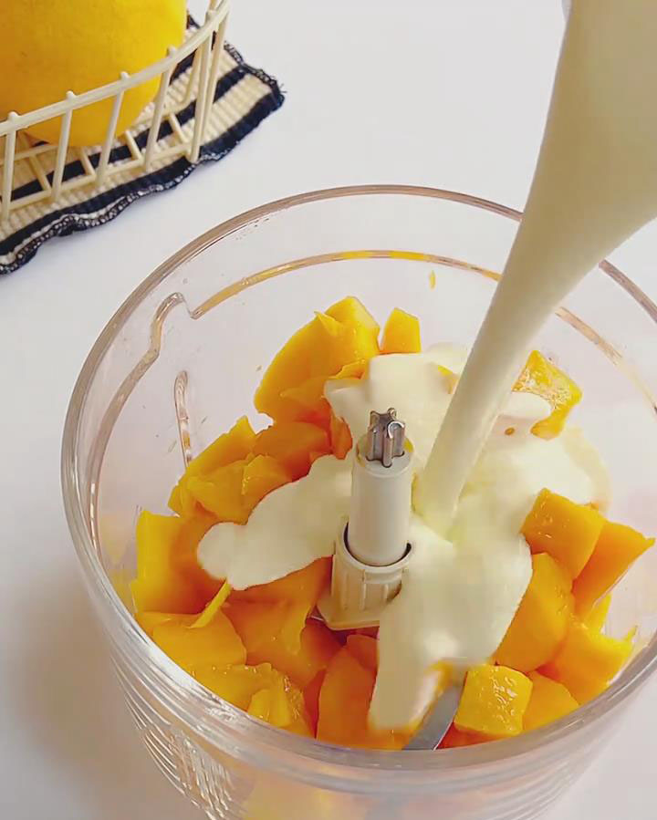 Blend 300g mango pulp with 160g heavy cream