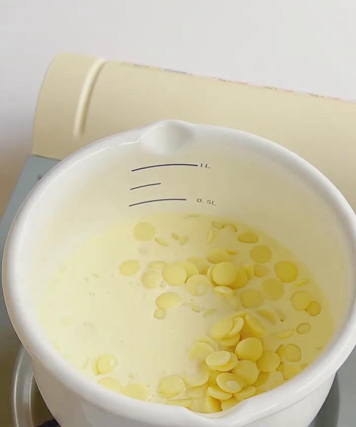 Combine the chopped 200g of white chocolate and 150g of the heavy cream in a saucepan