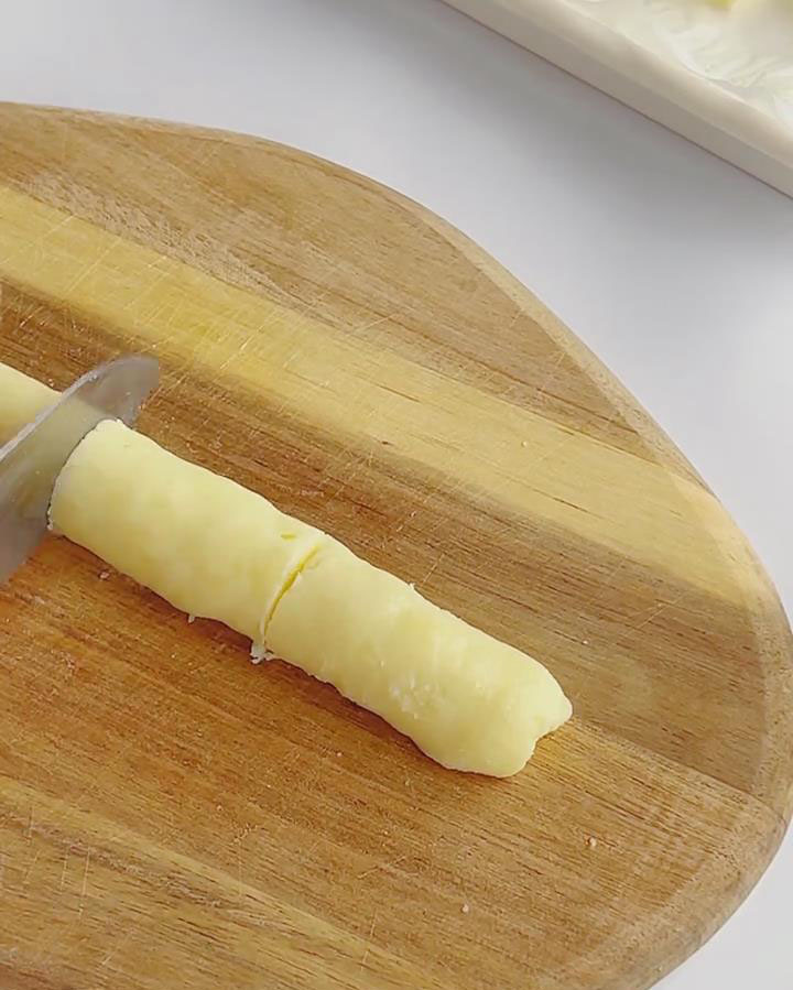 Cut frozen strips into 5 cm pieces