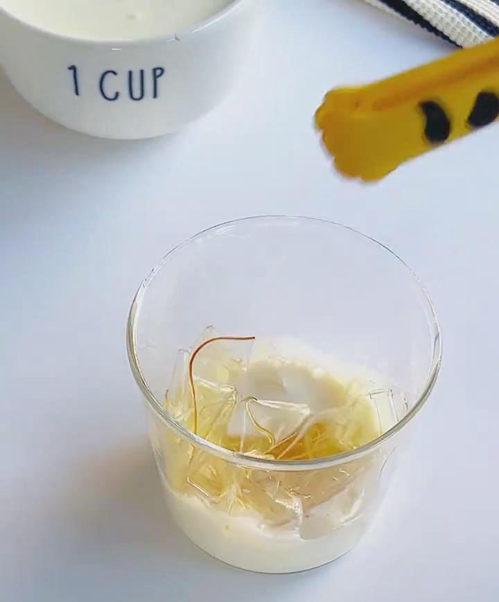 Dissolve 5g gelatin sheets in 30g hot milk