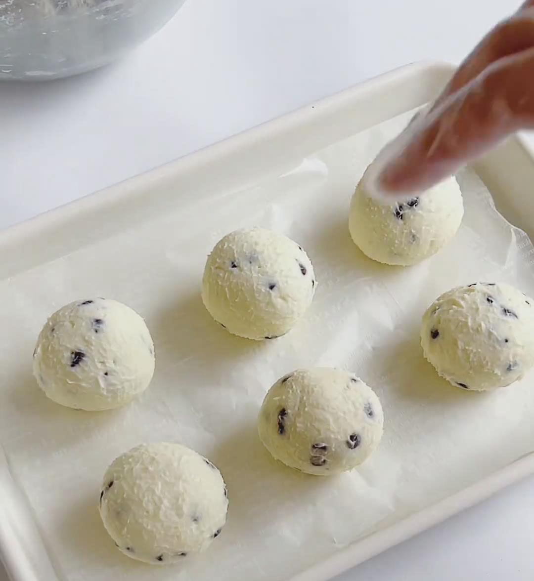 Divide the filling into 7 equal portions