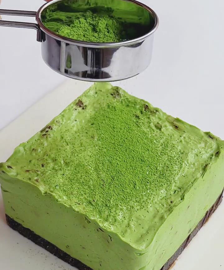 Dust the top with 2g matcha powder