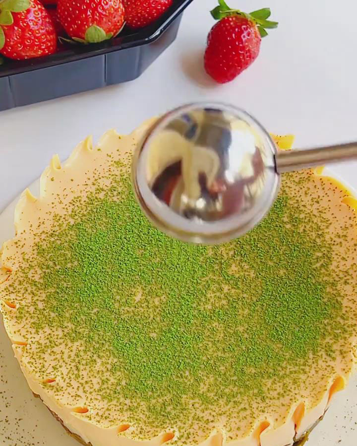 Dust top with 5g sifted matcha powder