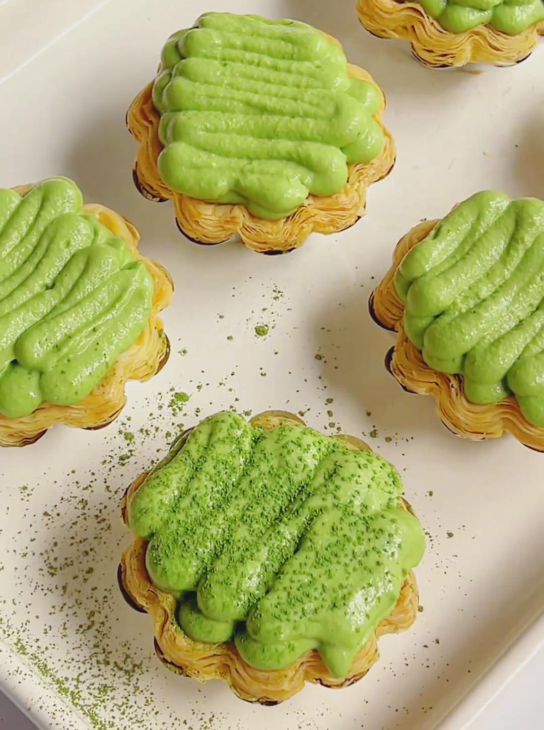 Dust with matcha powder