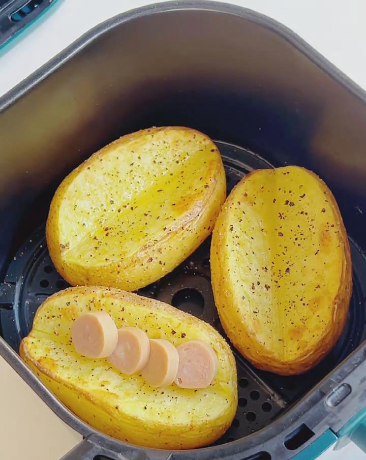 Fill each potato pocket with 6–8 sausage slices