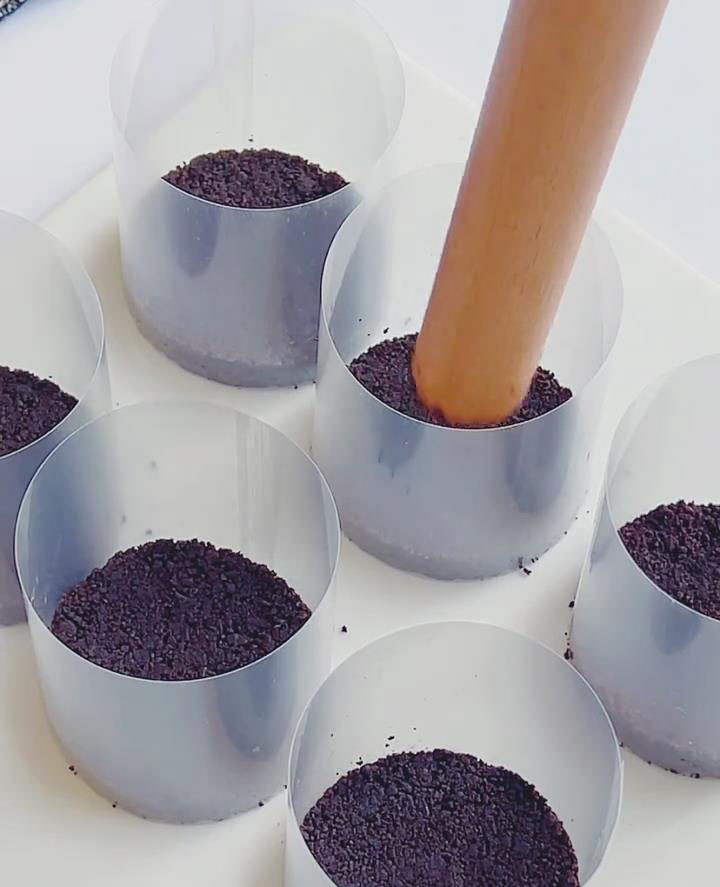 Fill mini mousse molds (15–20g each) with crumbs