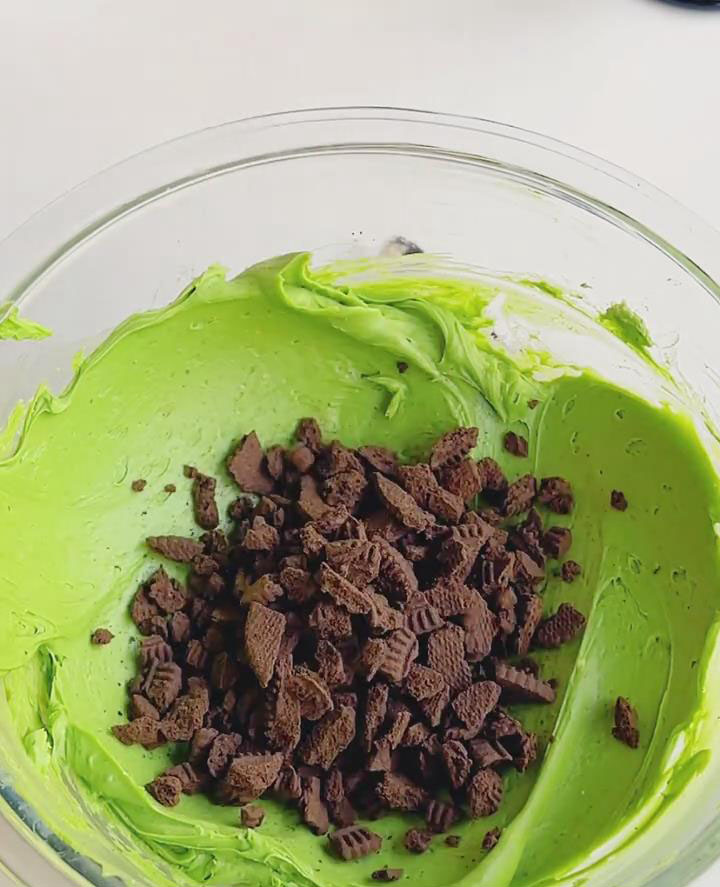 Fold in 30g Oreo crumbs gently