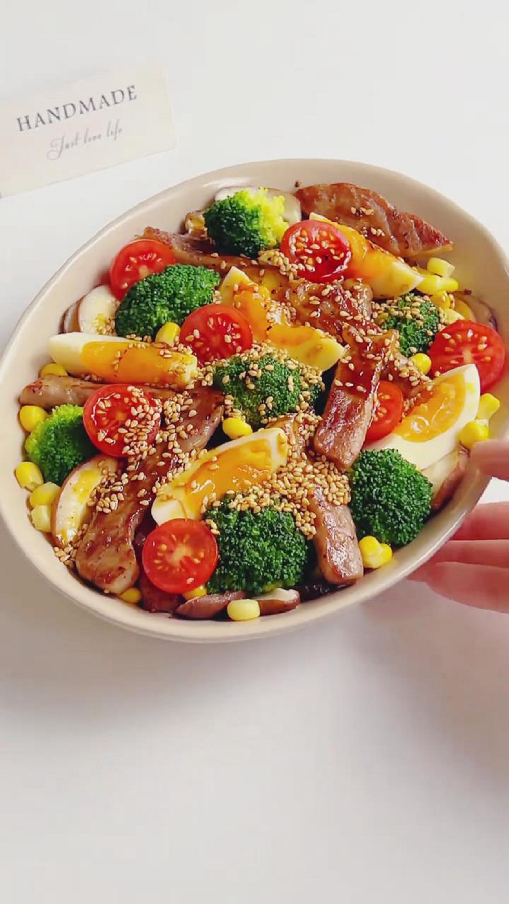 Healthy Vegetable Salad with Juicy Steak (1)