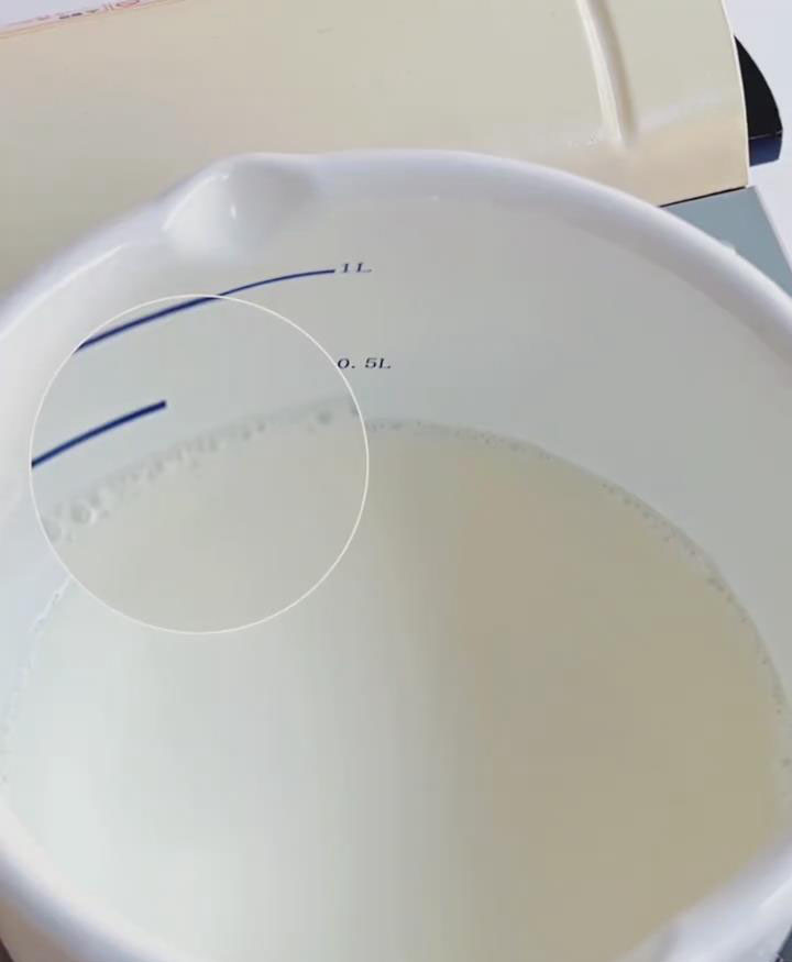 Heat 200 g milk in a saucepan over low heat